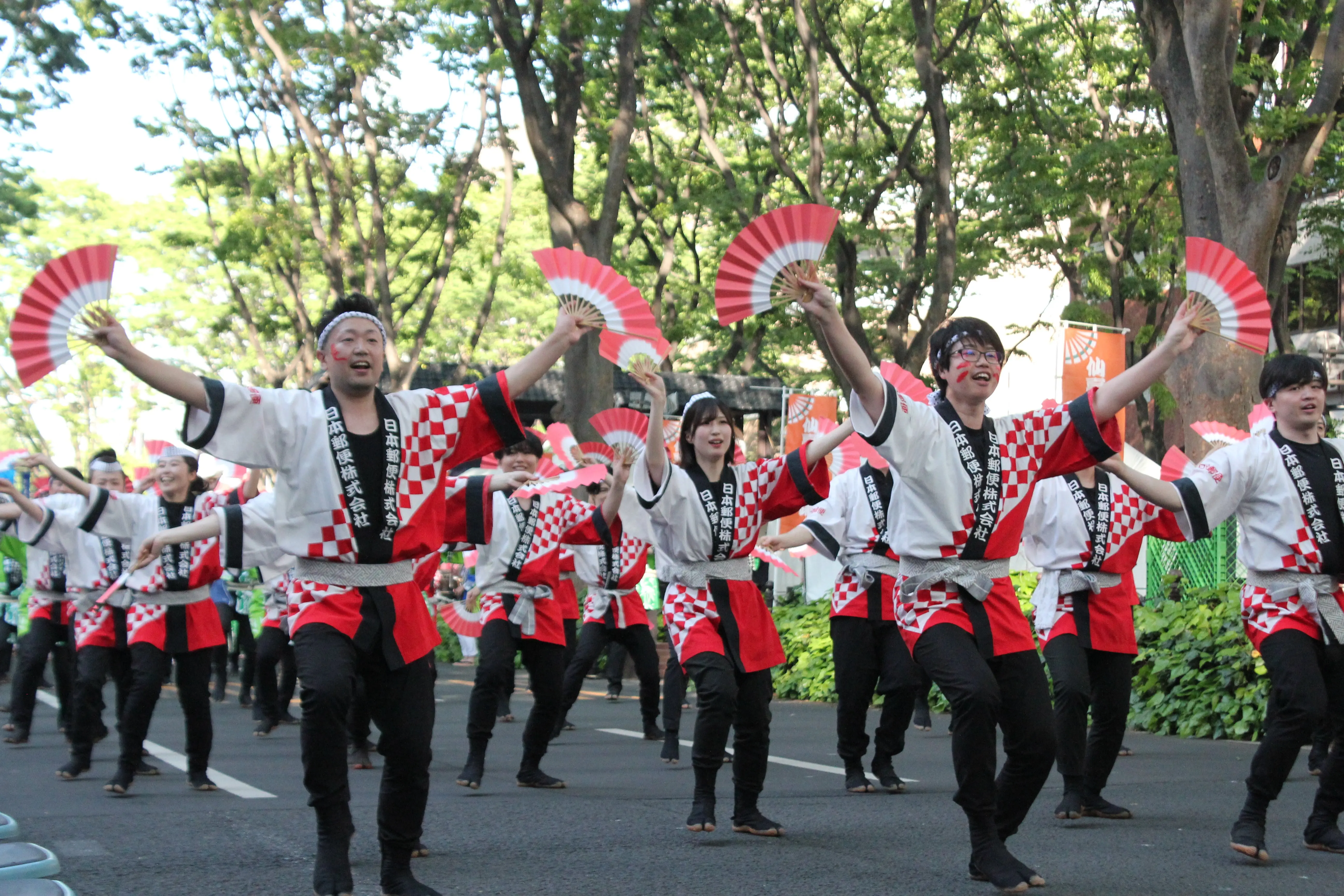 祭りを彩るのは、仙台すずめ踊り
