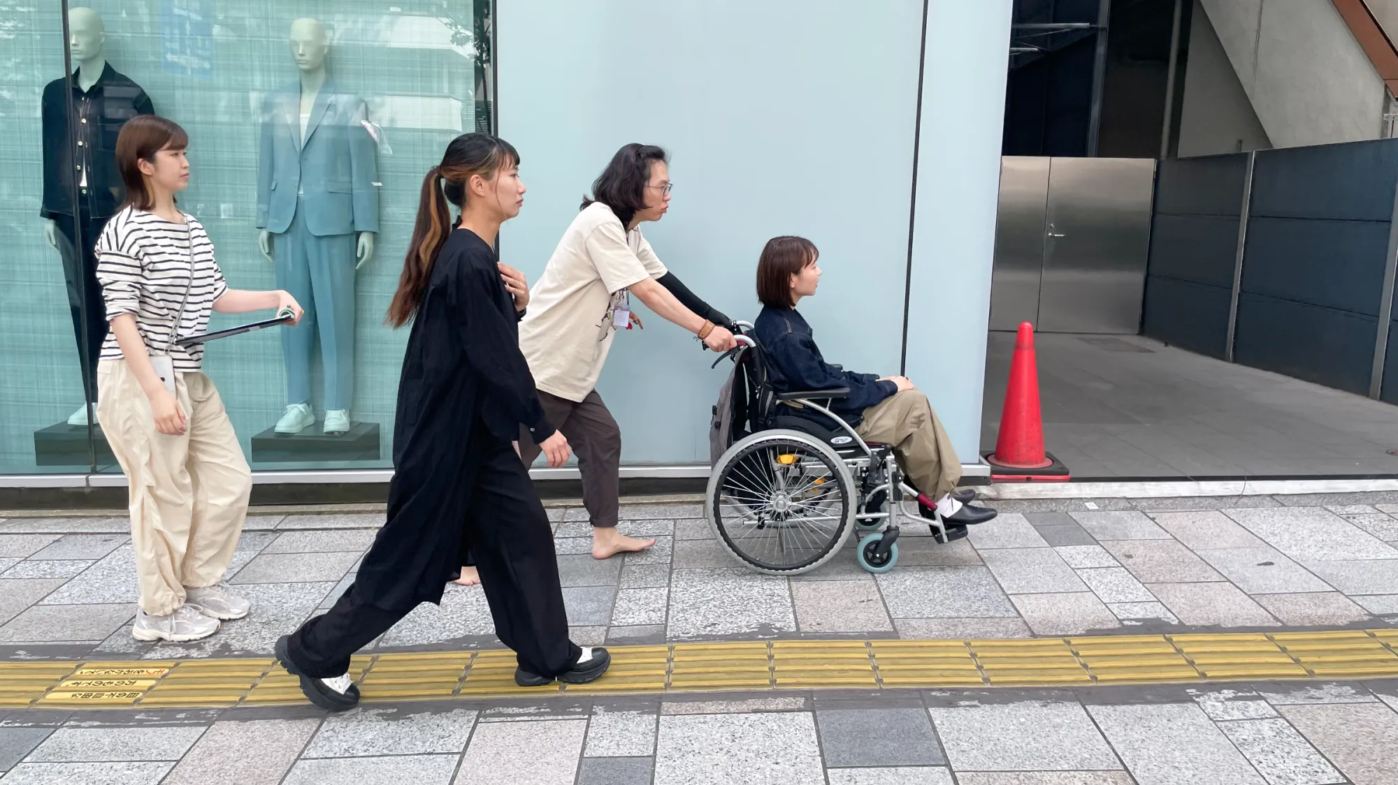 参加者が実際に車椅子に乗って街中を移動する体験の様子