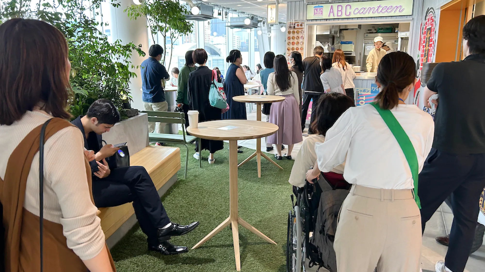 商業施設の飲食スペースを車椅子で移動する様子