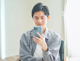 スマホを操作する男性