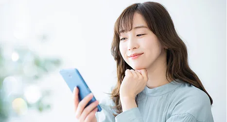 スマホを操作する女性