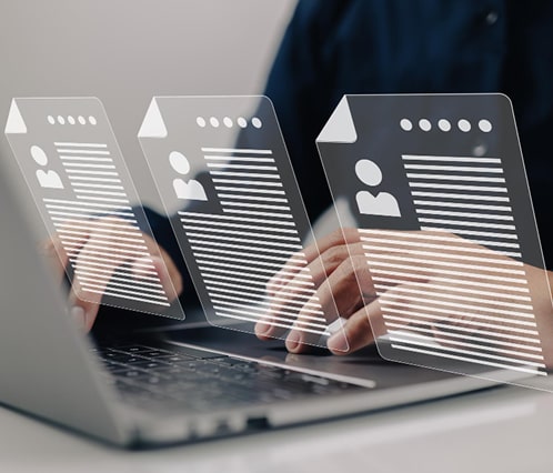 パソコンで会員検索する写真