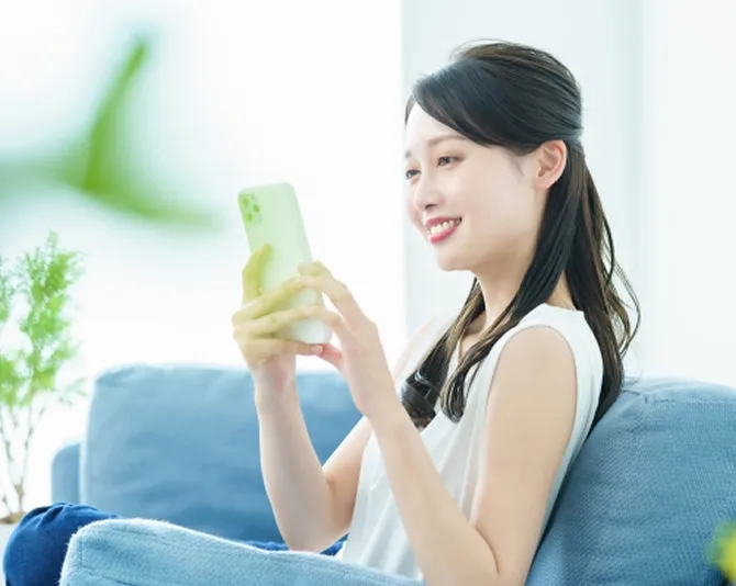 スマホを操作する女性