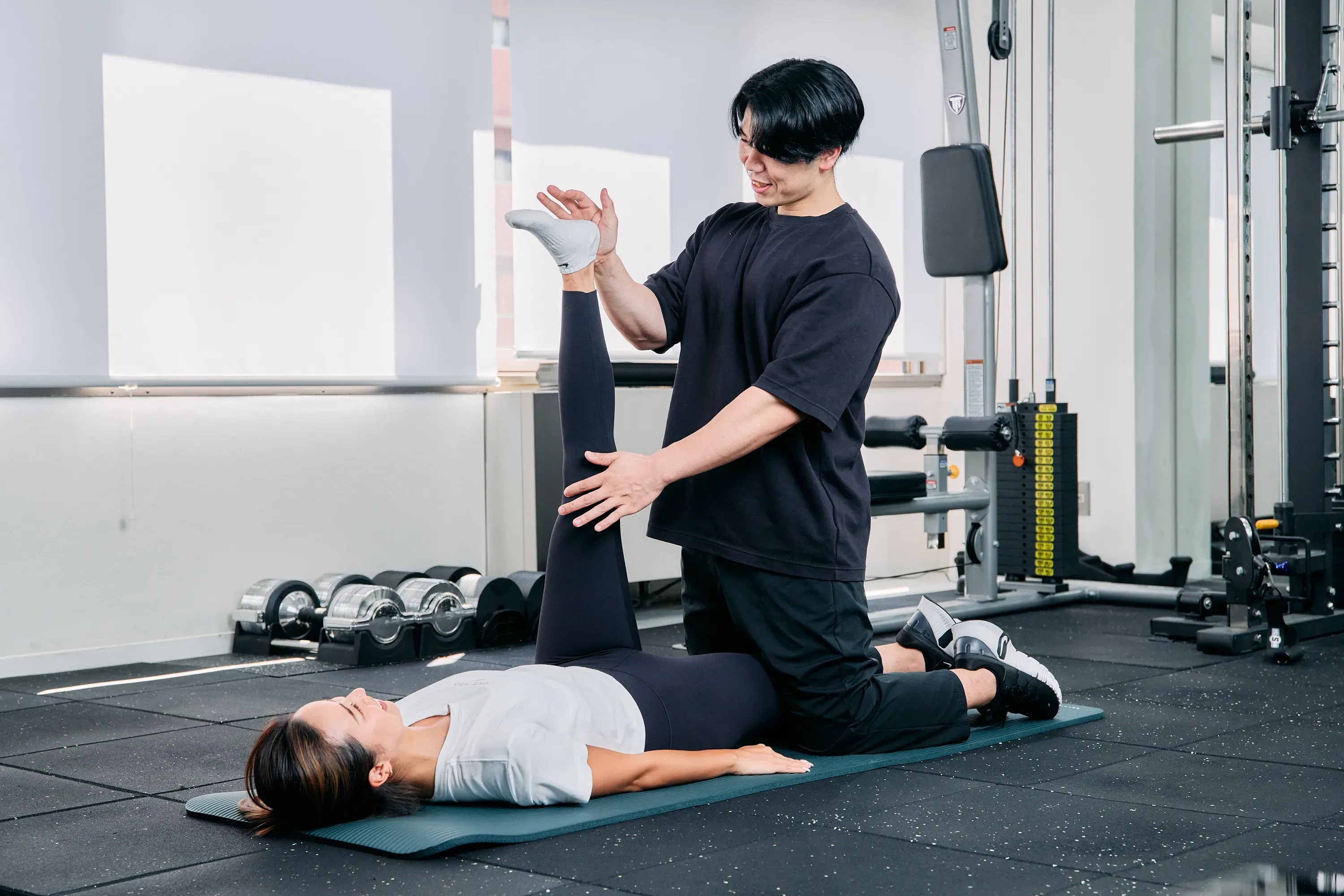 パーソナルジムRESIST西新宿店のストレッチ実施風景