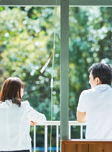 男性と女性が会話している風景