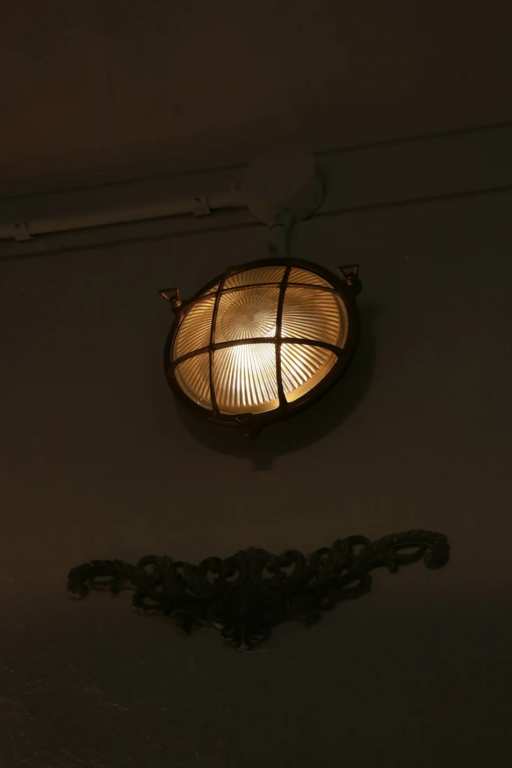 壁に取り付けられた丸い照明