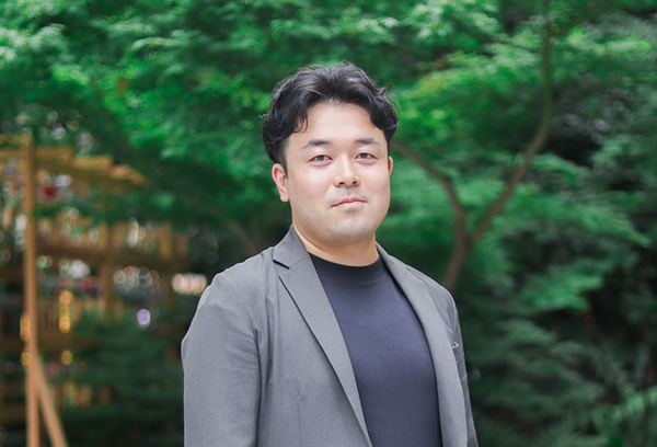 株式会社アドライブエージェントの代表取締役であり、SNSマーケティングの専門家の佐藤新九郎の写真