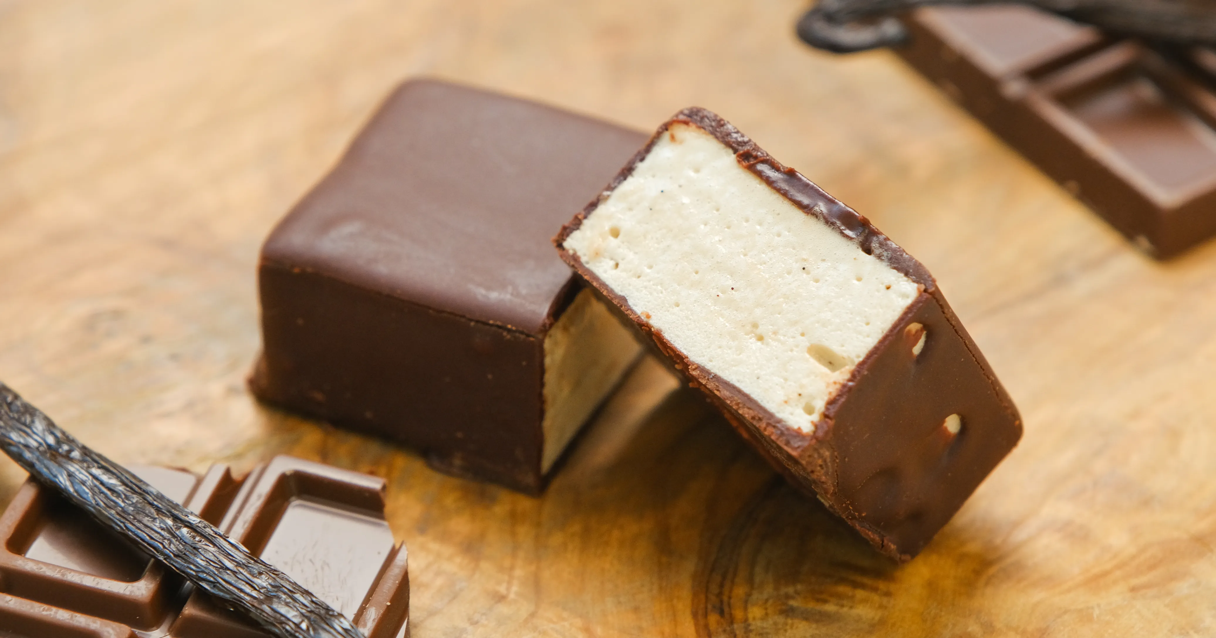 チョコがけマシュマロやチョコレート、バニラのさやが置いてある机の上の様子
