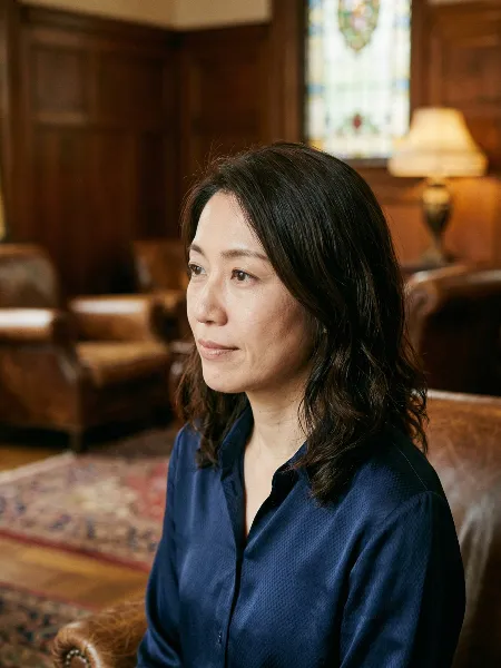 鼻を高くする前の女性