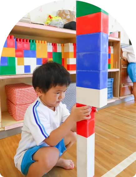 室内で熱心にブロック遊びをする園児（アットホームな雰囲気の見学）|すみれこども園|金沢市寺町の認定こども園（保育園＆幼稚園） 