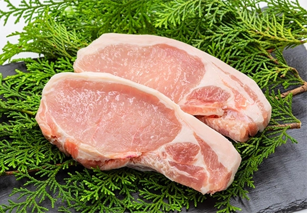 自社ブランド豚「千葉【米仕上げ®】志澤豚」のスライス