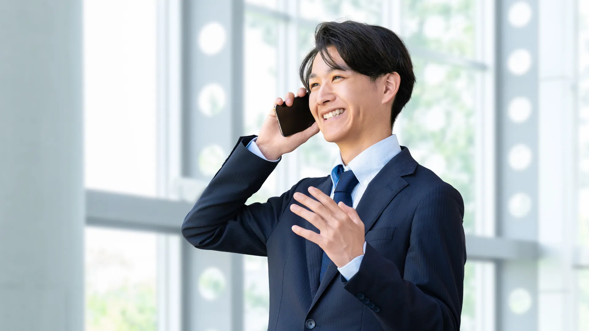 パソコンの画面を見ながら話し合いをする2人のビジネスパーソン。担当者が上司と話し合いをしているイメージ。