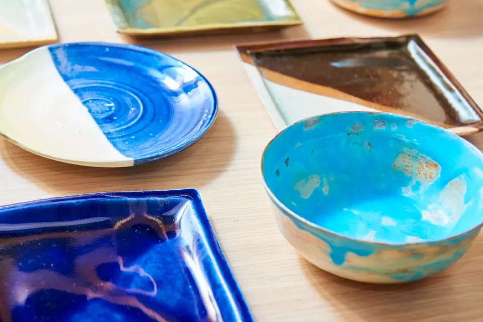 小田原支援学校の生徒たちが一つひとつ手作りした陶器のイメージ