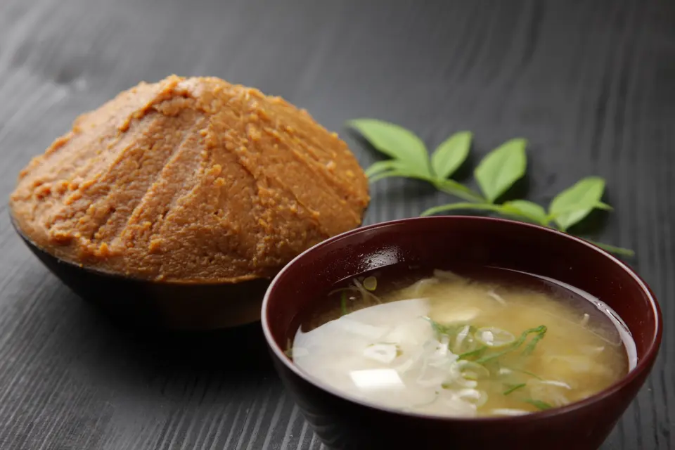 出汁から引いた味噌汁のイメージ