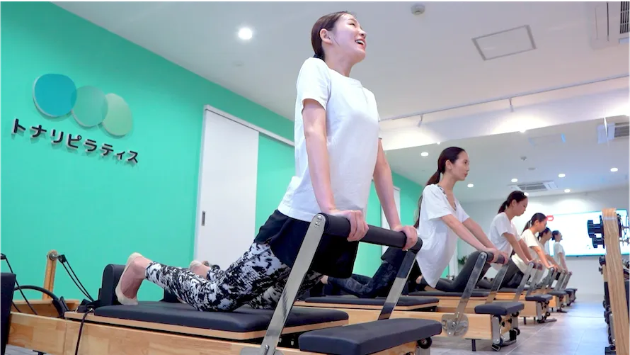 近鉄八尾駅から徒歩1分。女性専用マシンピラティス「トナリピラティス八尾店」の明るく清潔なスタジオ風景