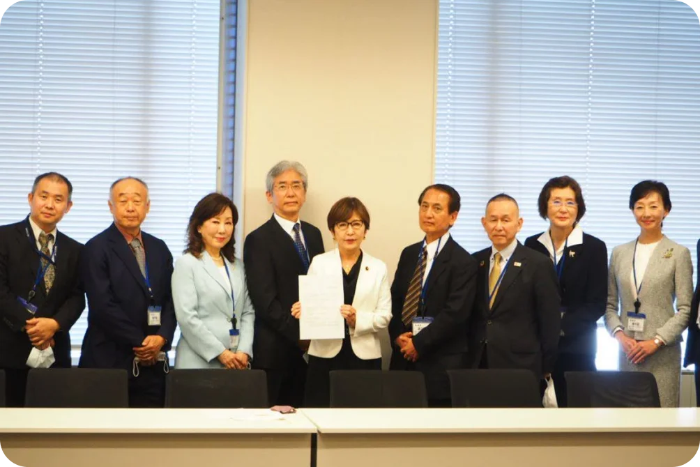 日本通訳案内士団体連合会の設立時に撮影された関係者の集合写真