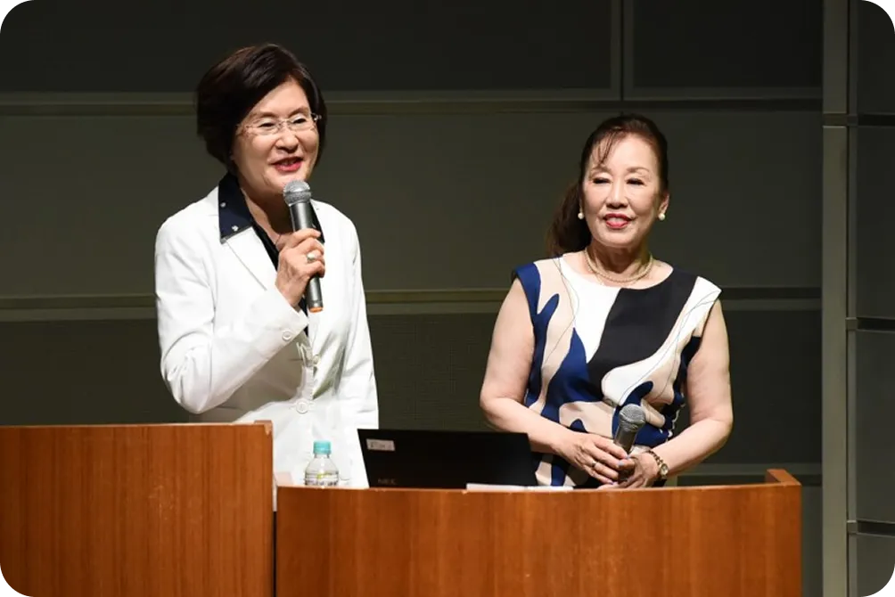 通訳ガイドコンベンションの司会を務めるGICSS関係者の様子