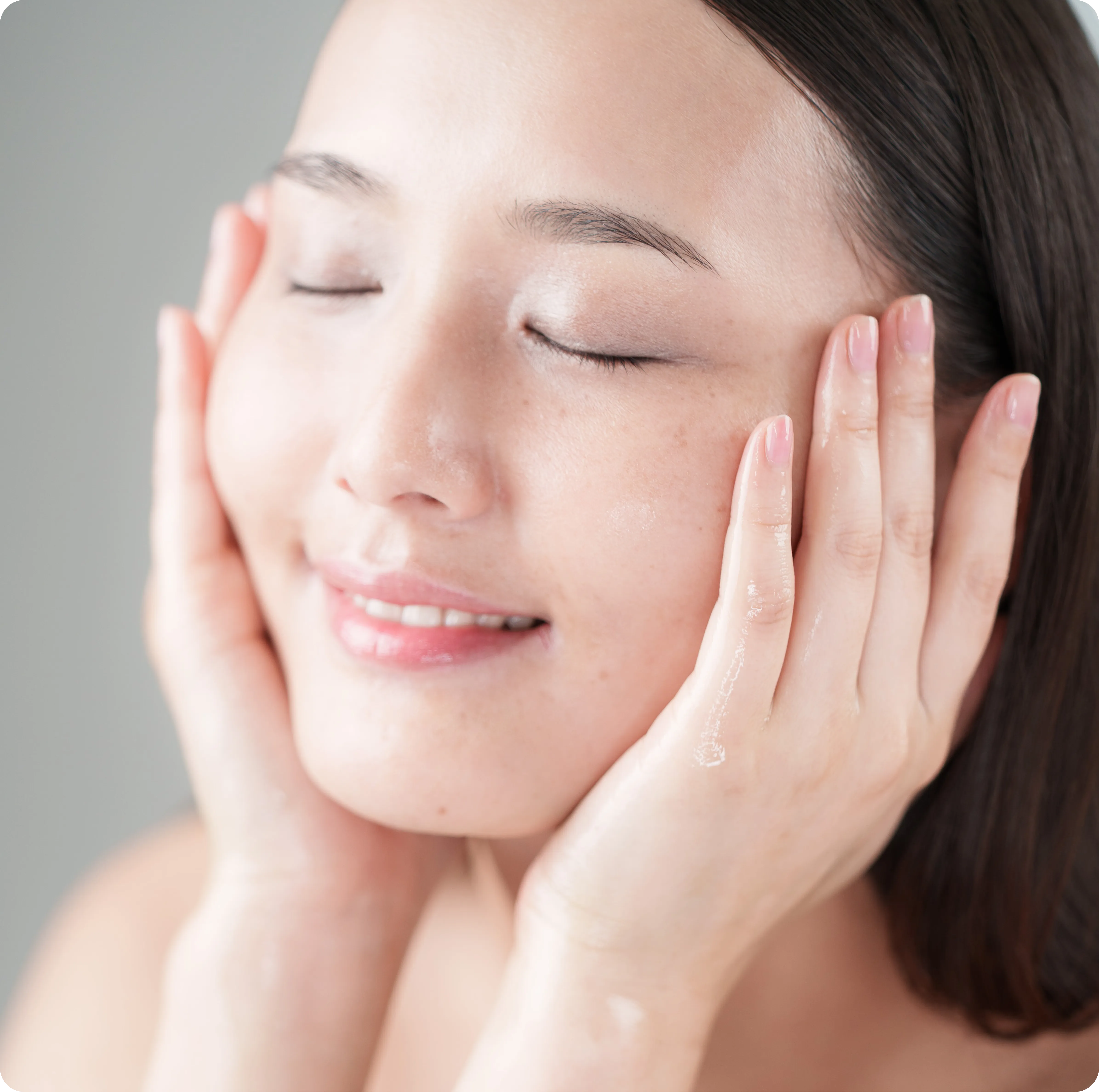 肌の潤いを実感する女性の様子
