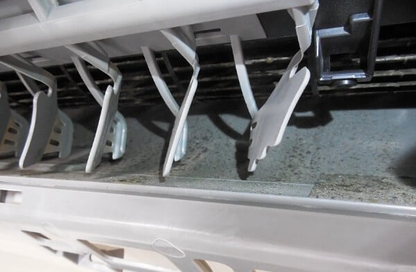 買取後の清掃前のルームエアコンの吹き出し口を撮影