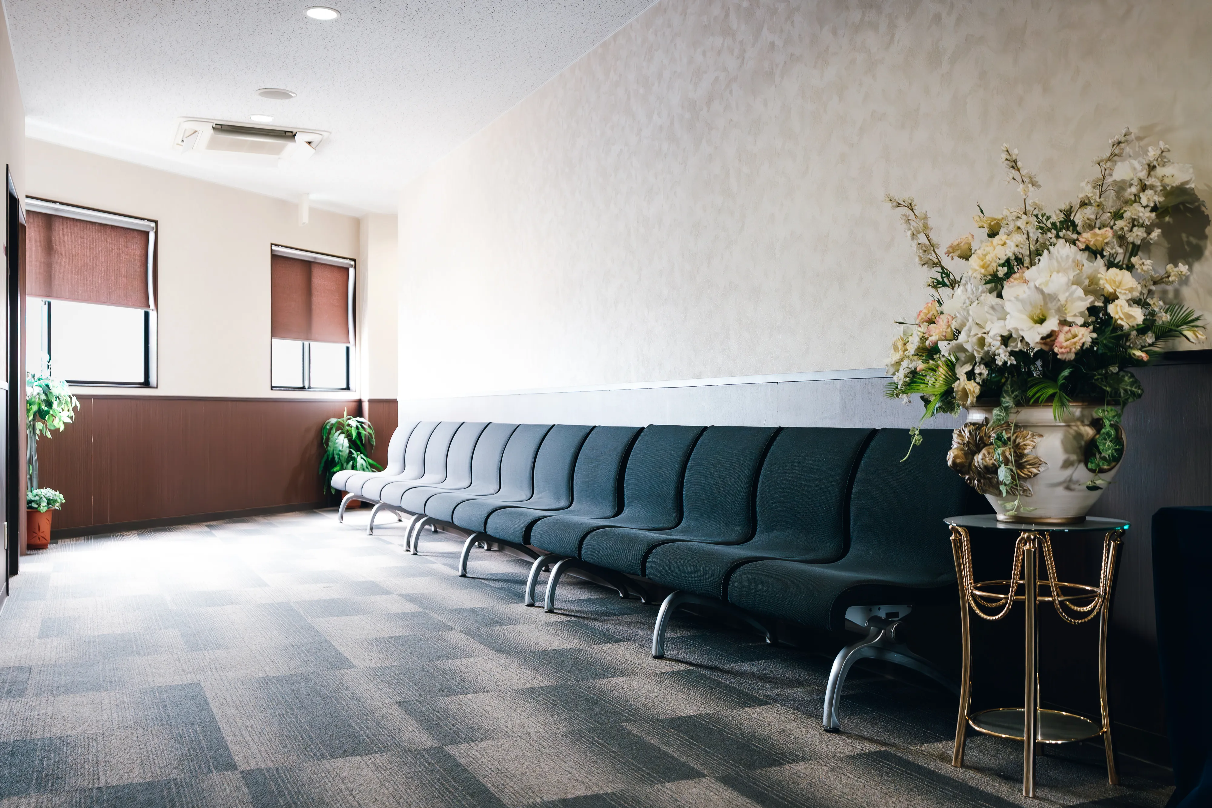 ご親族を落ち着いてお迎えできる、シンプルで分かりやすいロビー・受付スペースです。