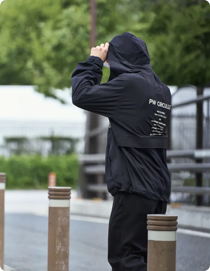 水を弾いて動きやすい万能セットアップ特集 街もゴルフも 水を弾いて動きやすい万能セットアップ特集 街もゴルフも