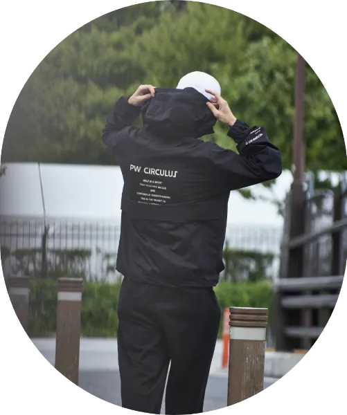 水を弾いて動きやすい万能セットアップ特集 街もゴルフも 水を弾いて動きやすい万能セットアップ特集 街もゴルフも