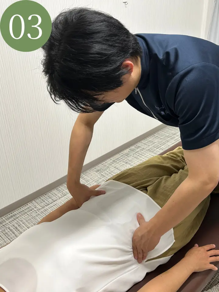 施術の流れ3つ目の姿勢・状態の確認をしている画像