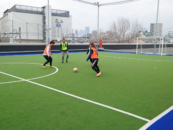 西九条 アルモ フィトネスジムの屋上にフットサルコート完備