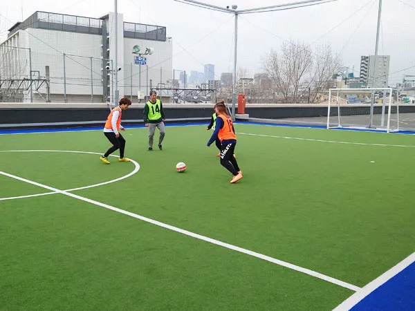 西九条 アルモ フィトネスジムの屋上にフットサルコート完備