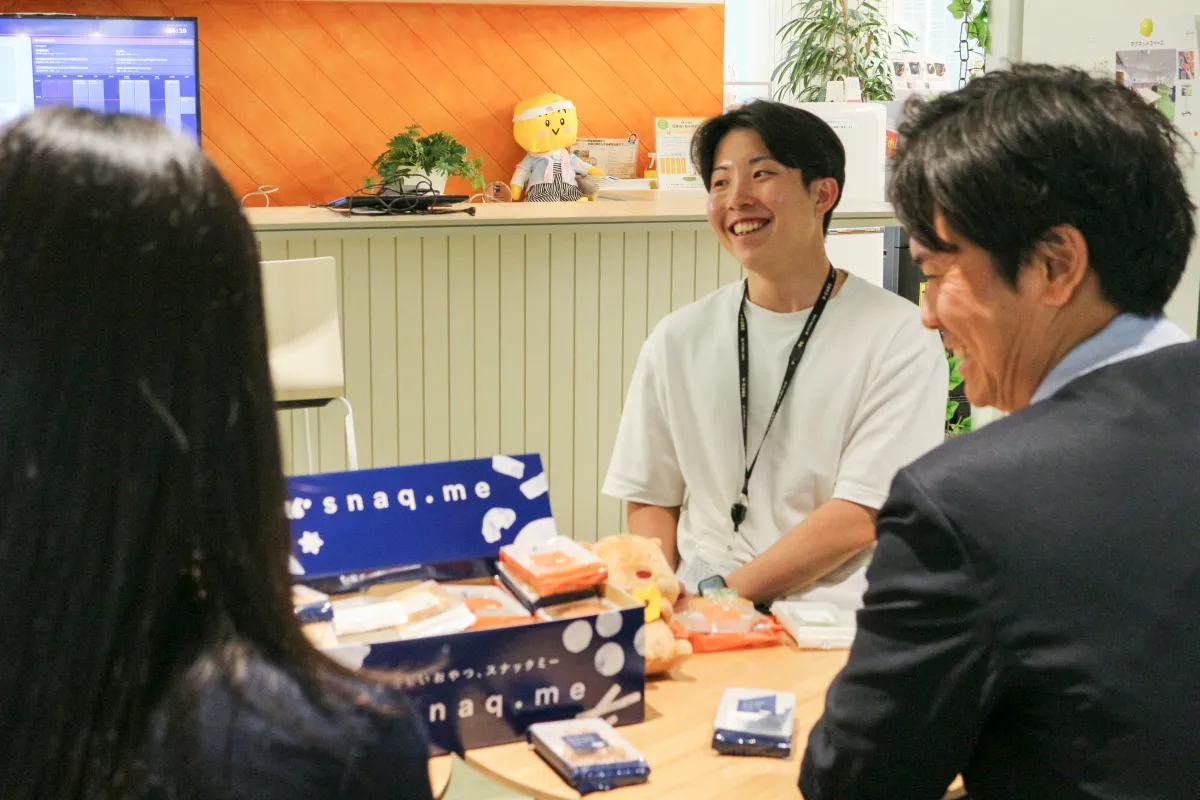 『株式会社ブイキューブ』さまのスナックミーオフィス導入取材風景