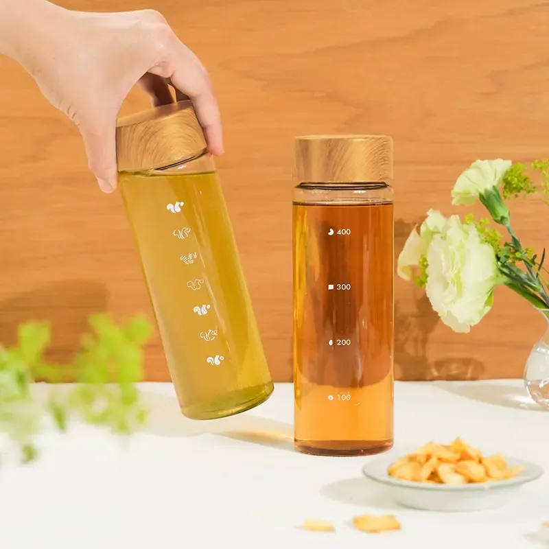水出しの冷茶が入ったスナックミーオリジナルボトル