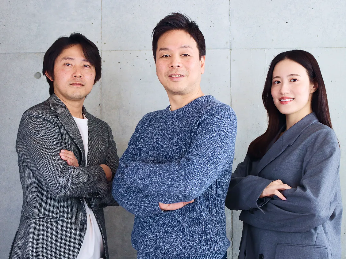 株式会社プロモインフィニティの役員三名の集合写真