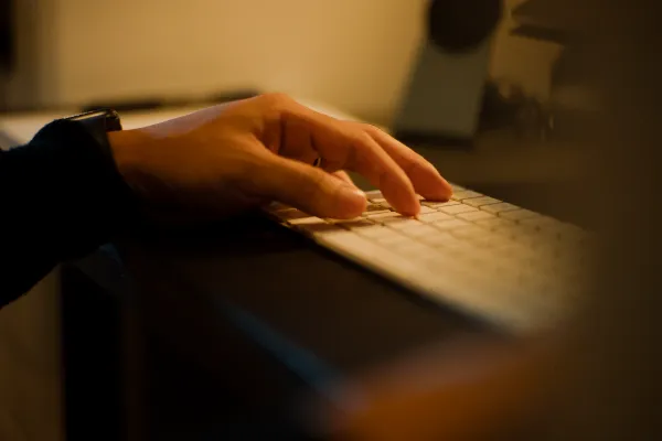 キーボードを操作する左手のアップ写真