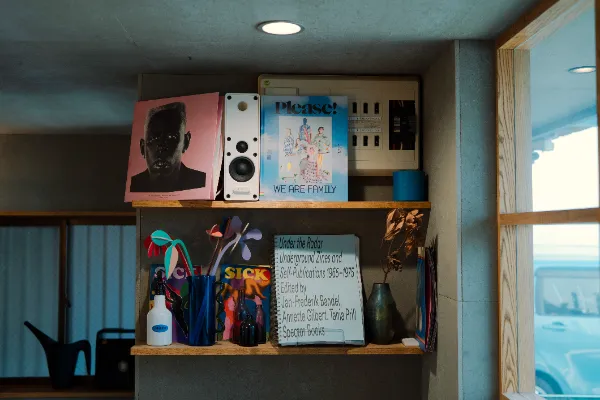 WOSH design 事務所内の壁に飾られた、インテリアの数々