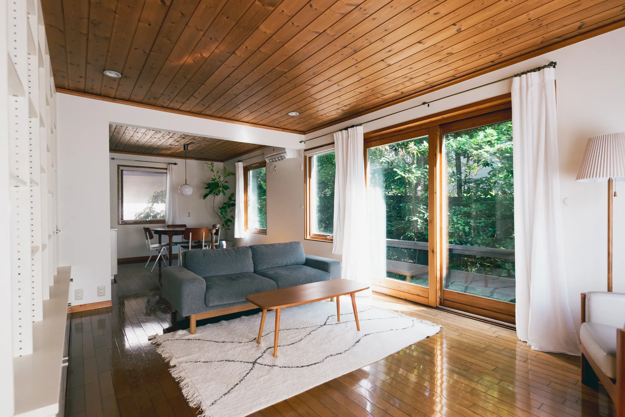 Old Modern House KAMAKURA リビング 自然光と木の温もり