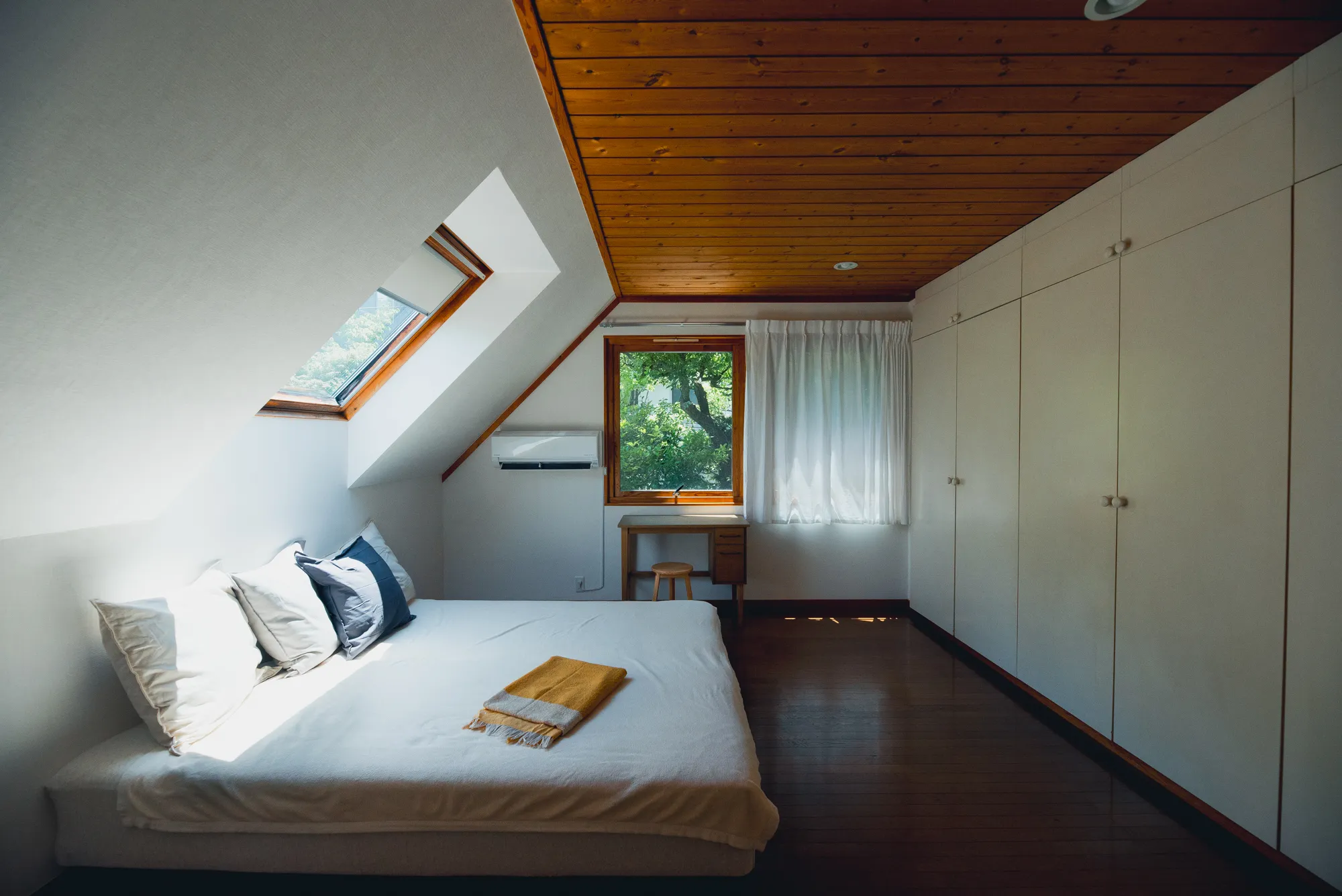 Old Modern House KAMAKURA ベッドルーム 柔らかな自然光