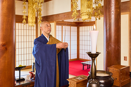 長谷寺の本堂内にて、法要中の住職の様子