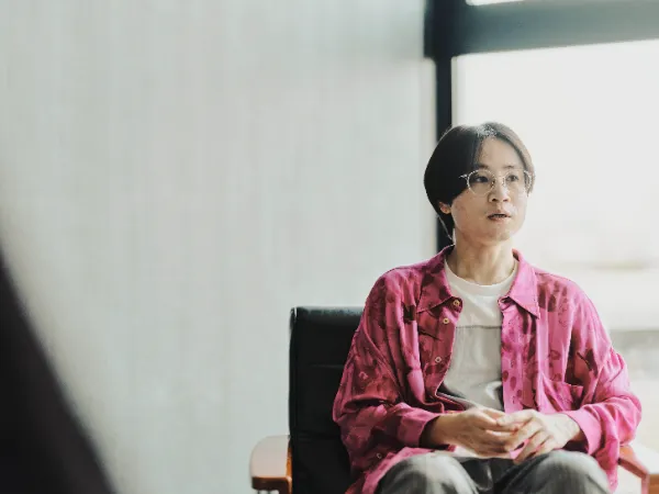 ALTはじまり:椅子に座り、静かに語る田渕さん。ALTおわり