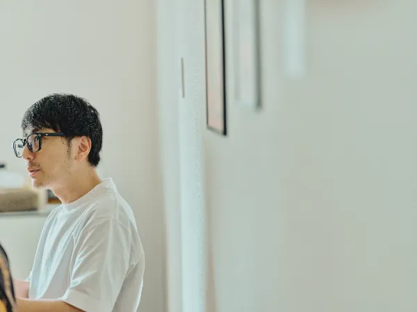 ALTはじまり:穏やかな表情で話をする犬飼さん。ALTおわり