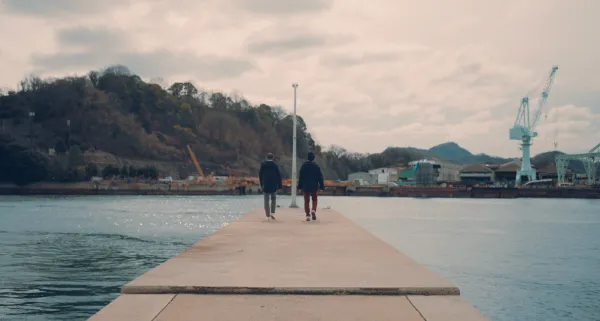 ALTはじまり：アイティプラスの二人の背中が写っていて、尾道水道にある桟橋を並んで歩いている様子。ALTおわり