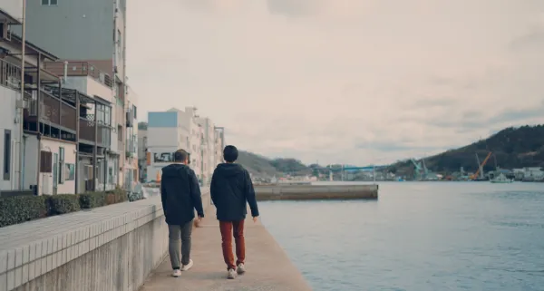 ALTはじまり：尾道水道沿いの道を、アイティプラスの二人が並んで歩いている様子。ALTおわり