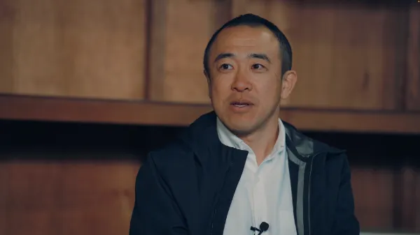 ALTはじまり：アイティプラス野口さんが話している様子。黒いアウターに白いシャツを着ている。ALTおわり