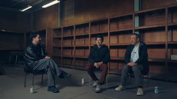 ALTはじまり：左からStudio代表の石井、アイティプラスの溝口さん、野口さんが椅子に座って談笑している様子。それぞれの足元には、しまなみブルワリーの商品であるビールなどの飲み物が置いてある。ALTおわり