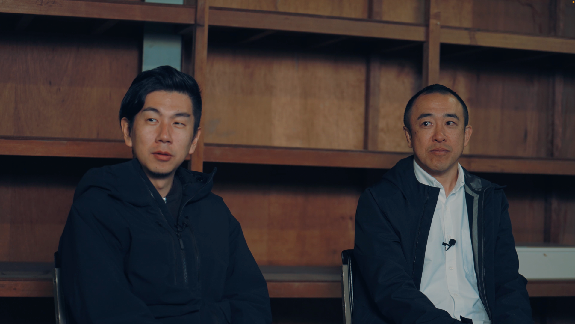 ALTおわり:左側に溝口さん、右側に野口さんが座っている様子。ふたりの目線は、写真に写っていないが対面にいる石井をみている。ALTおわり