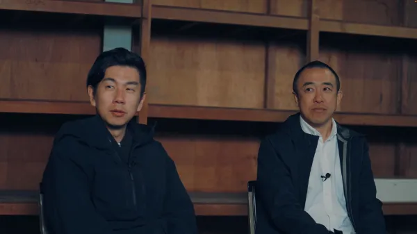 ALTおわり：左側に溝口さん、右側に野口さんが座っている様子。ふたりの目線は、写真に写っていないが対面にいる石井をみている。ALTおわり