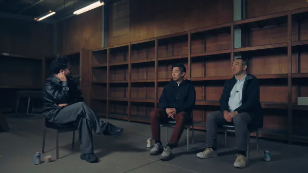 ALTはじまり：左からStudio代表の石井、アイティプラスの溝口さん、野口さんが談笑している様子。ALTおわり