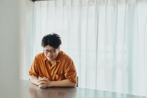 ALTはじまり: 会話中の葉栗さんの横顔。明るい窓辺で楽しそうに話す様子。ALTおわり