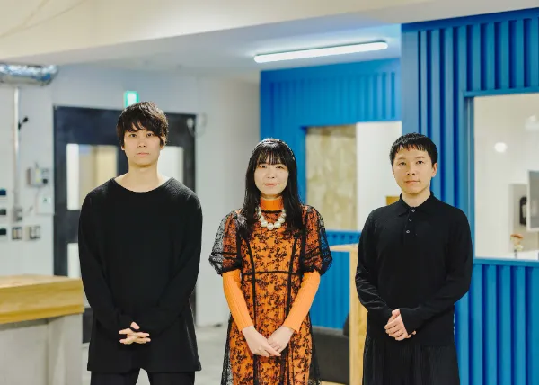  写真：横一列に並び正面を向いて立つ3人のポートレート。