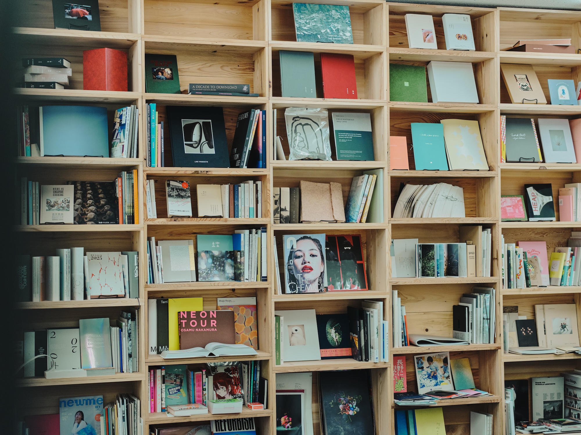 写真:会議テーブル越しに、尾木さんの手元と姿勢が写っている。鼎談の最中で、手を組んで話を聞いている様子。