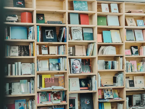 写真:会議テーブル越しに、尾木さんの手元と姿勢が写っている。鼎談の最中で、手を組んで話を聞いている様子。